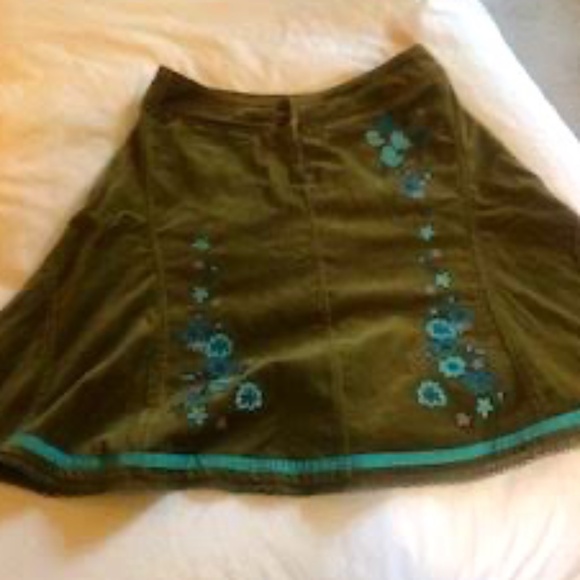 Oilily Dresses & Skirts - Oilily Green Velvet Skirt with Gorgeous Embroidery, Size 40